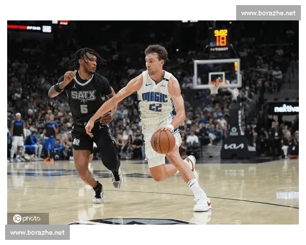 马刺对阵魔术青春碰撞攻防博弈引爆焦点之夜新星对决战术较量赛场风云